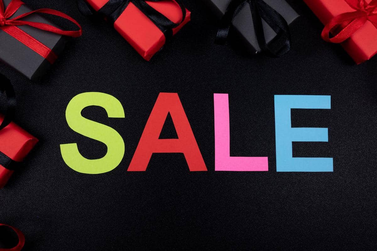Ilustrasi belanja promo yang menggambarkan aktivitas membeli produk dengan penawaran harga khusus dan diskon.