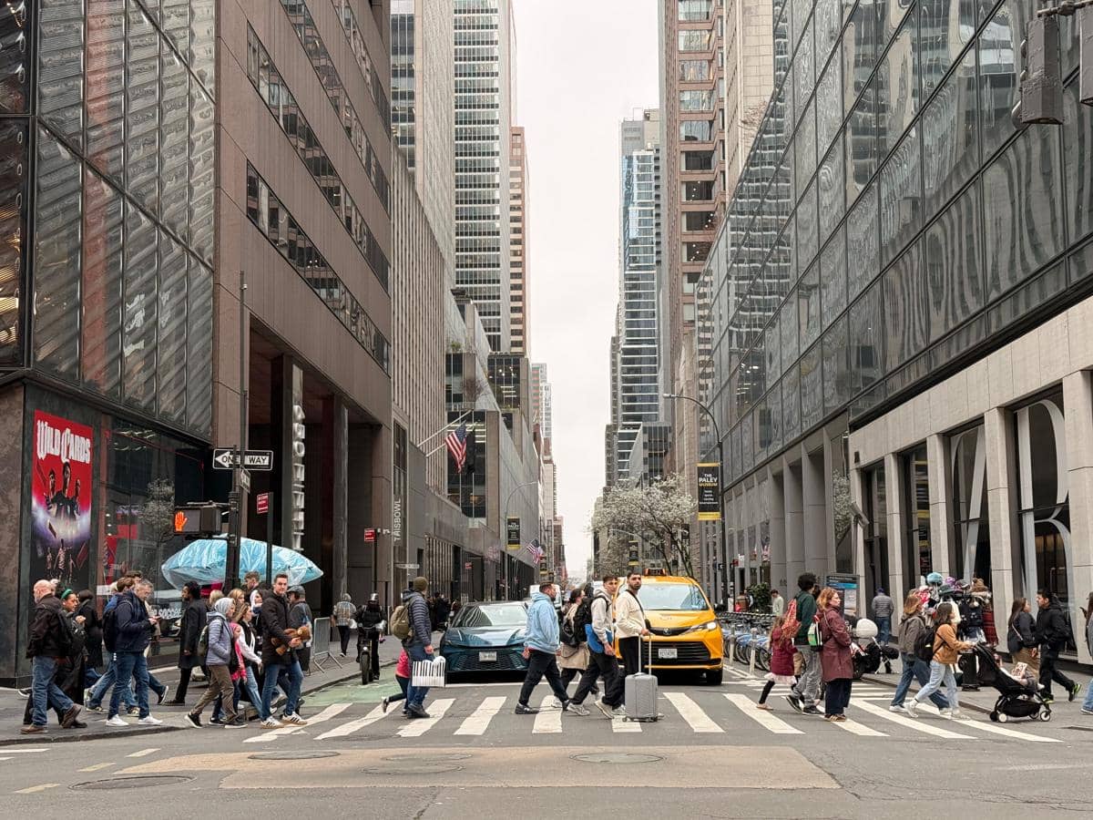 Pejalan kaki memenuhi Kota New York