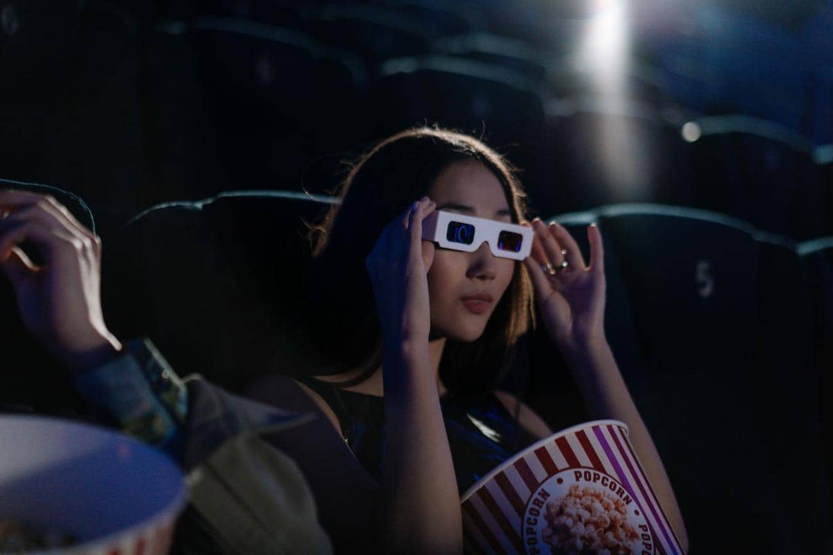 Perempuan menggunakan kacamata 3D