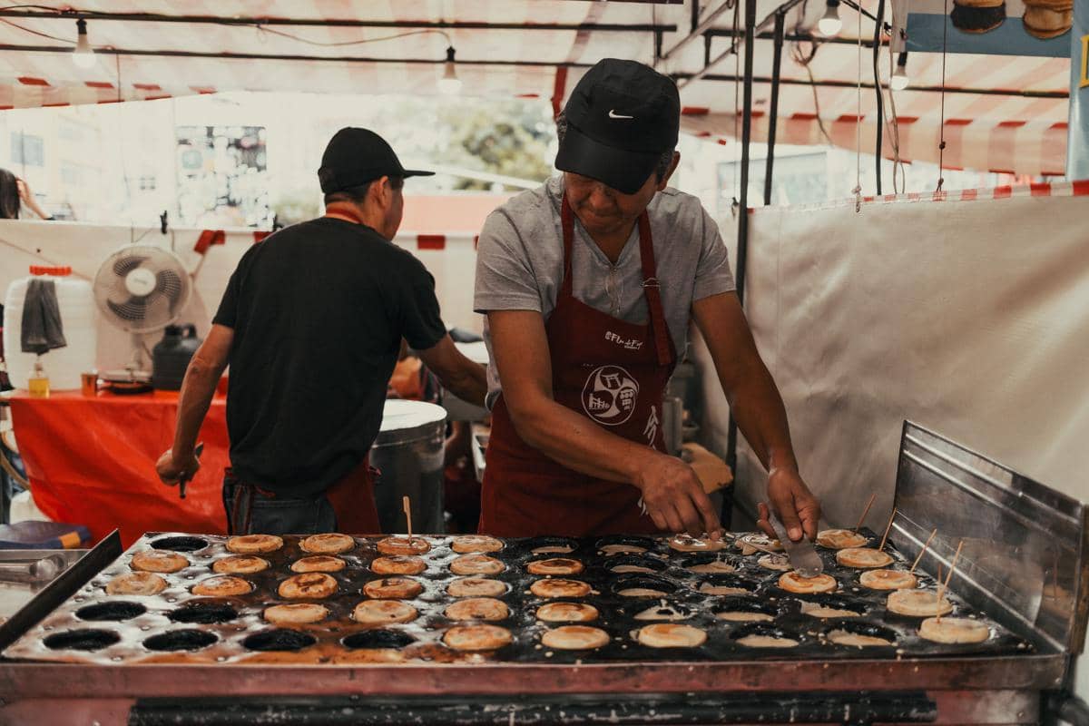 Penjual makanan sedang memasak makanan