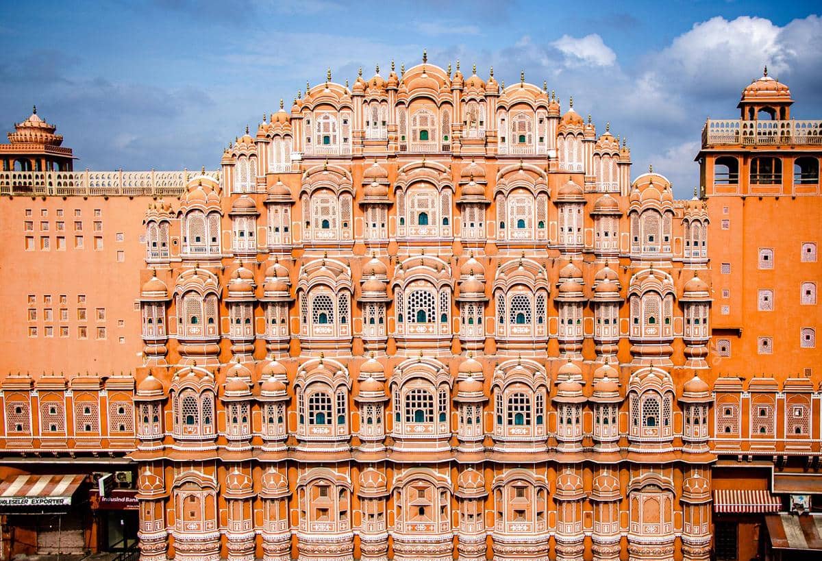 Fasad Hawa Mahal berwarna merah muda di Jaipur, India, dengan deretan jendela kecil dan ornamen arsitektur khas.