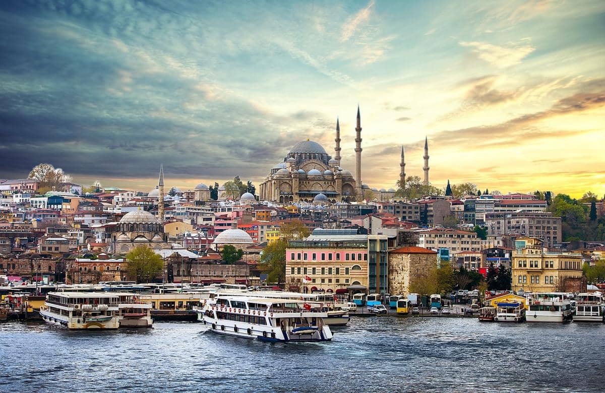 Panorama kota Istanbul memperlihatkan deretan bangunan padat dan cakrawala urban yang luas di bawah langit cerah.
