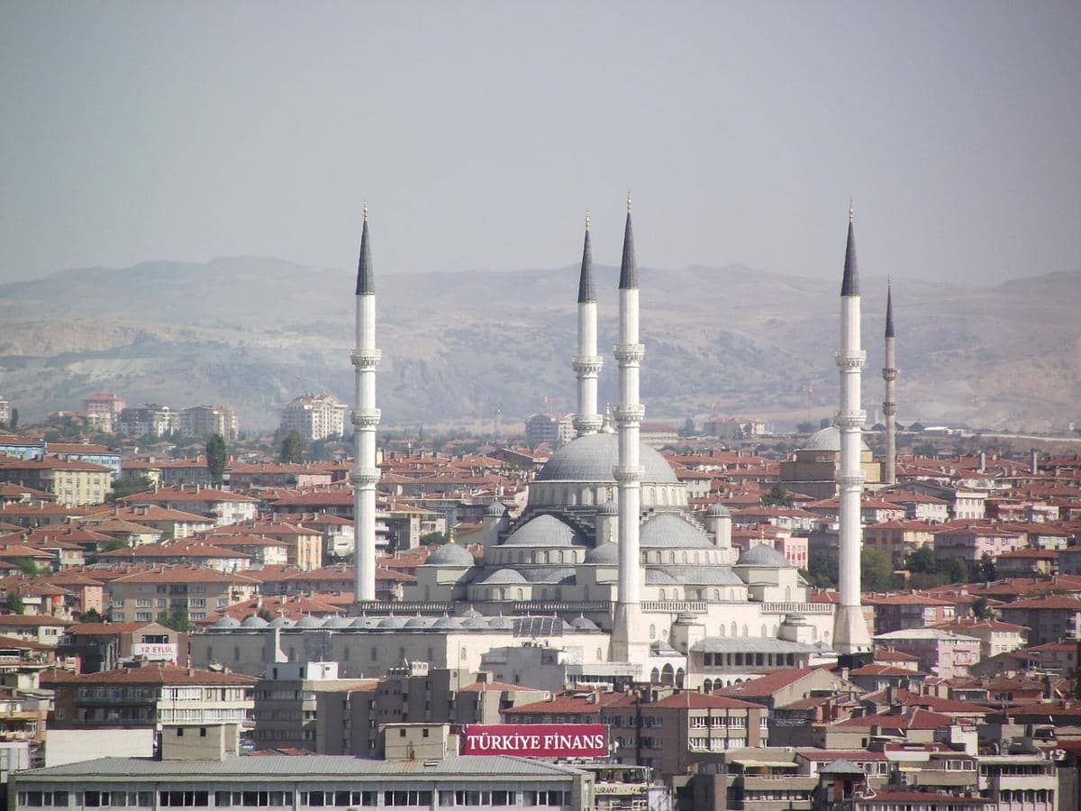 Panorama Ankara dengan bangunan perkotaan dan lanskap kota di bawah langit cerah, menggambarkan ibu kota Turki.