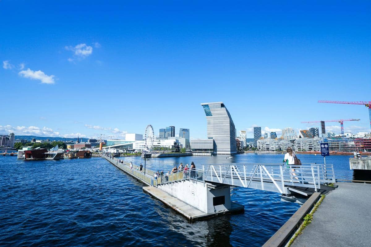 ilustrasi pemandangan laut Bjørvika, Oslo