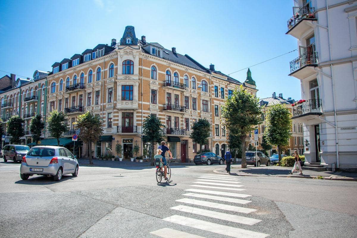 suasana jalanan kota Oslo di siang hari