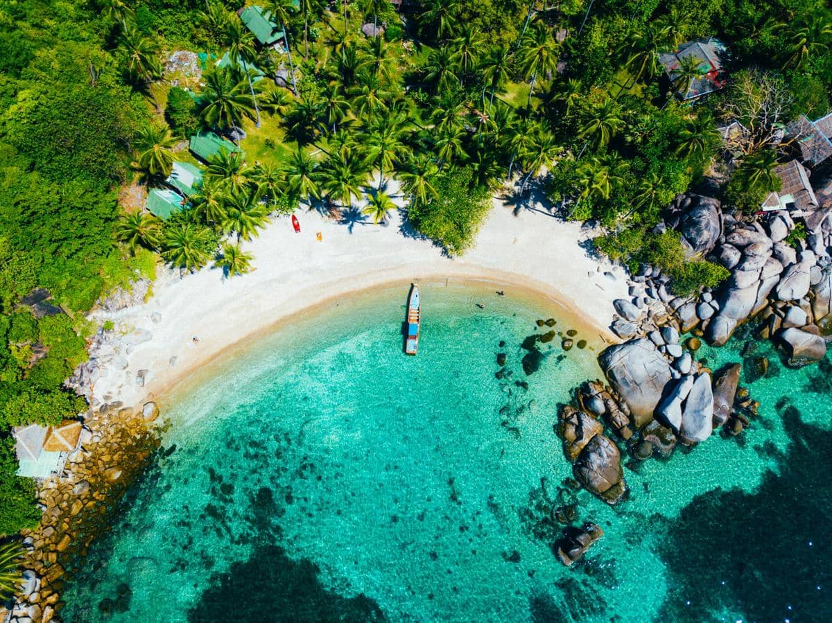 ilustrasi pemandangan udara Pantai Sai Nuan, Koh Tao