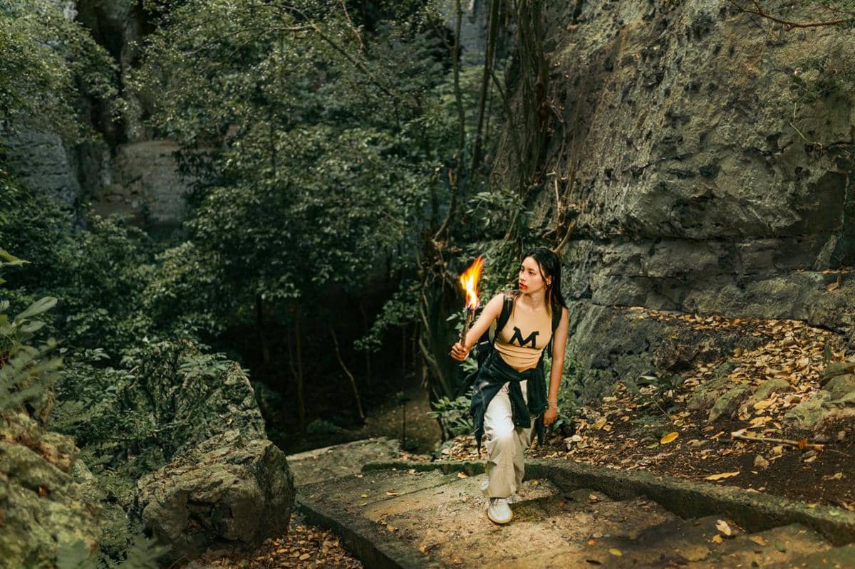 potret seorang wanita menjelajahi hutan