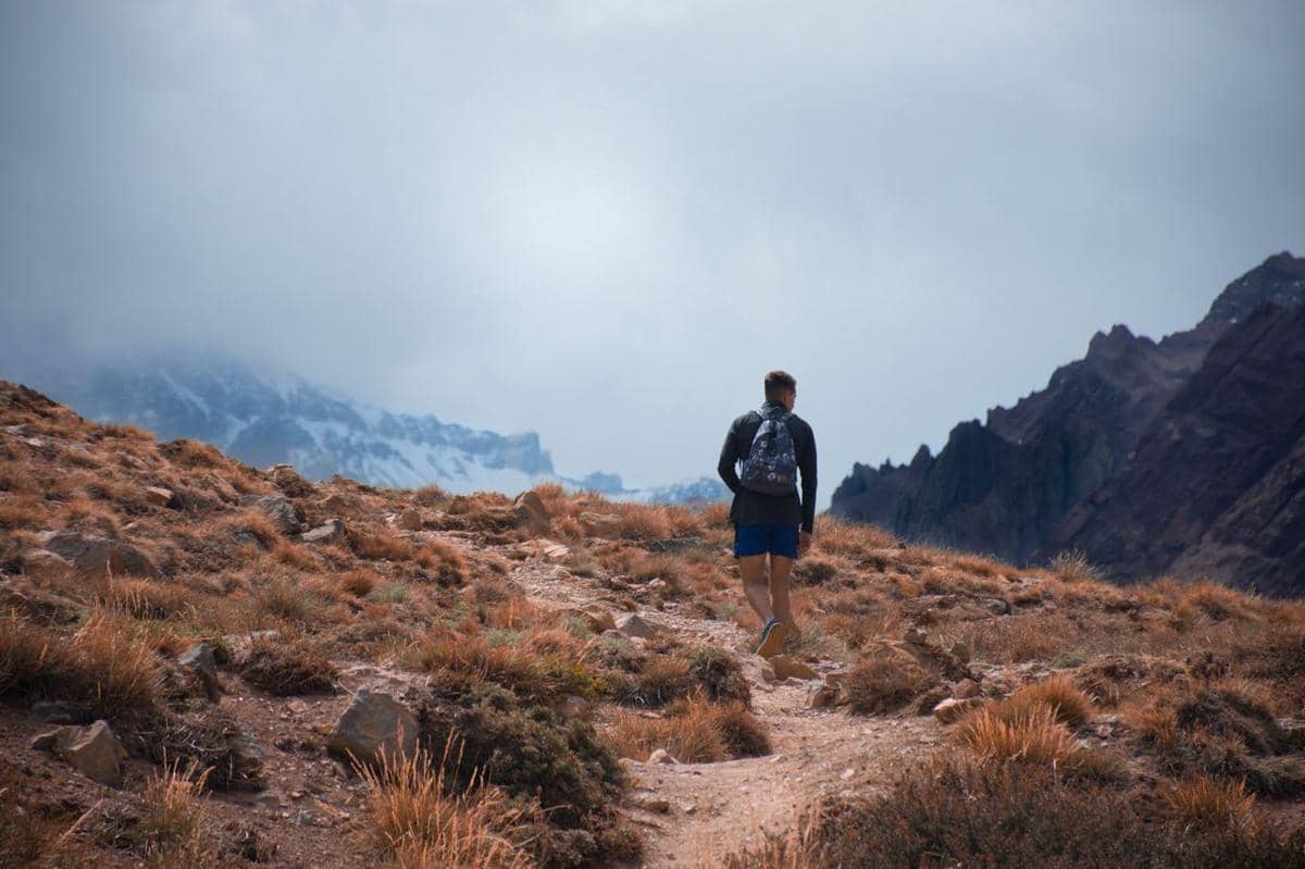 potret seorang pria mendaki gunung sendirian