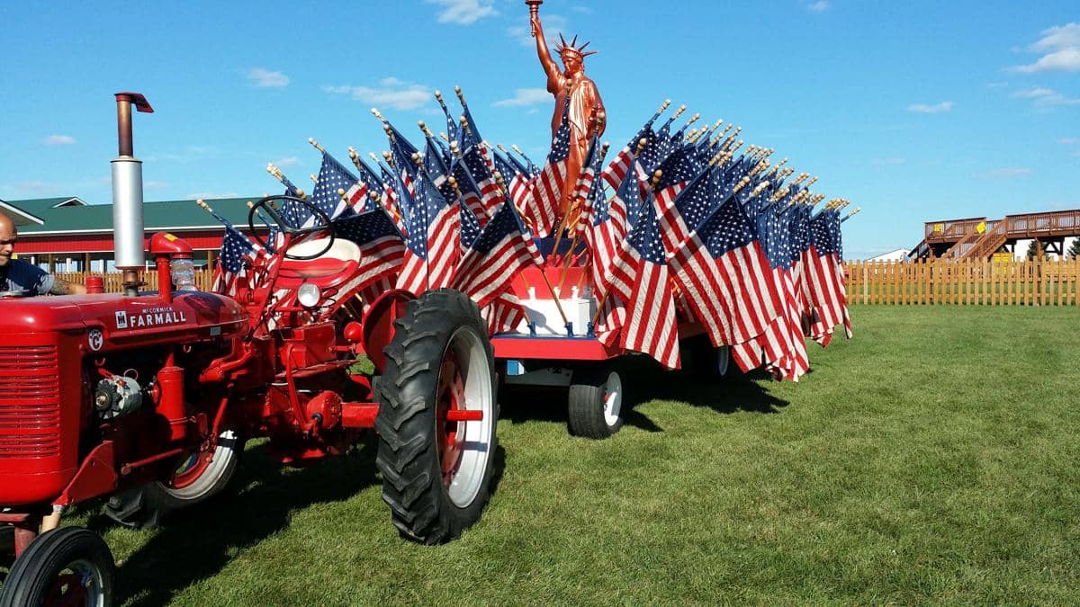 ilustrasi parade Fourth of July USA