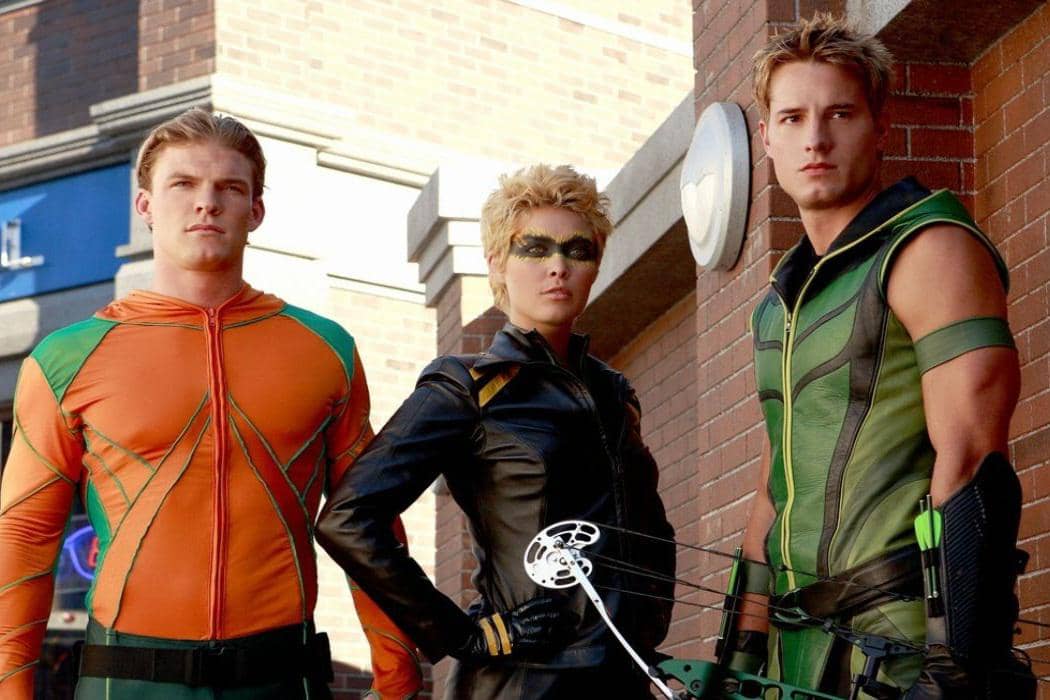 Alan Ritchson (kiri) dalam serial Smallville