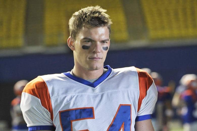 Alan Ritchson dalam serial Blue Mountain State