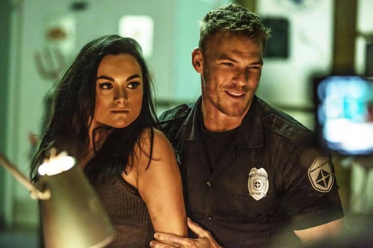 Alan Ritchson (kanan) dalam serial Blood Drive