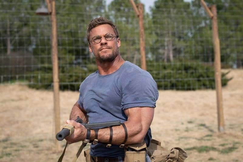 Alan Ritchson dalam film The Ministry of Ungentlemanly Warfare