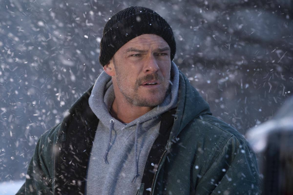 Alan Ritchson dalam film Ordinary Angels