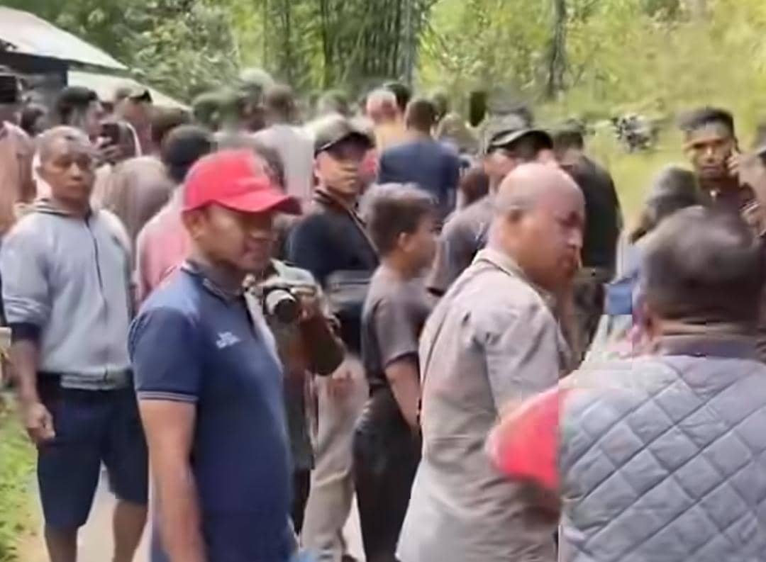 Warga Desa Cibal, Manggarai, NTT hadang mobil bawa logistik. (Instagram.com/attadami)