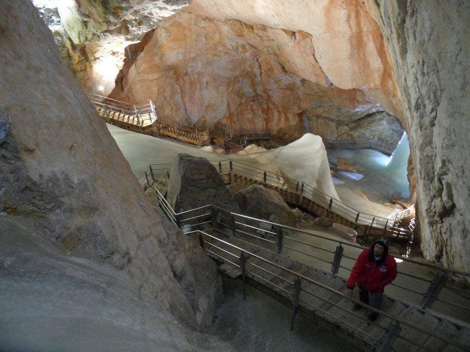 dinding batu kapur di dalam gua