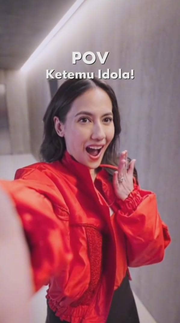 Pevita Pearce bertemu dengan Lewis Hamilton dan Charles Leclerc, dua pebalap Formula 1, dalam sebuah momen bersama.