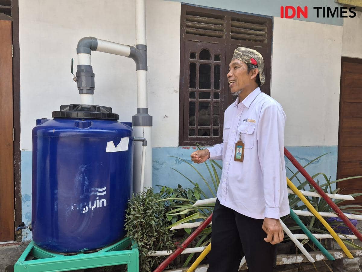 Dosen Kehutanan UGM Atus Syahbudin menjelaskan instalasi pemanen air hujan dalam program kampung iklim di Sangurejo.