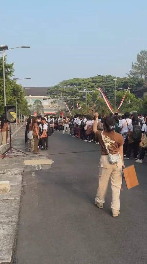 Fanny Soegi mengikuti kegiatan ospek kampus dalam unggahan yang dibagikan melalui akun Threads miliknya.