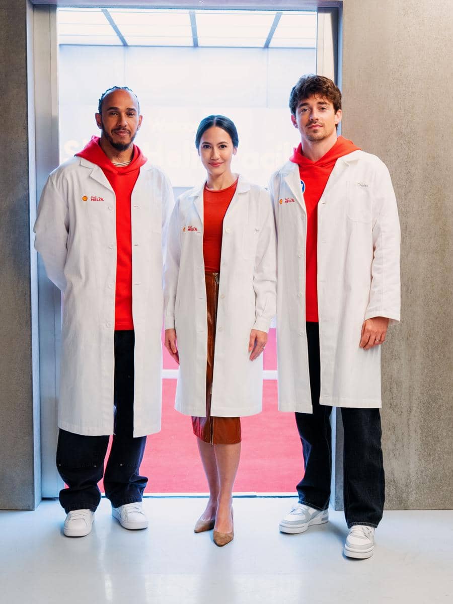 Pevita Pearce berpose bersama pembalap Formula 1 Lewis Hamilton dan Charles Leclerc dalam sebuah pertemuan.