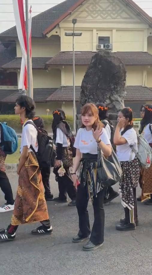 Fanny Soegi ikut kegiatan ospek kampus dalam unggahan yang dibagikan melalui akun Threads miliknya.