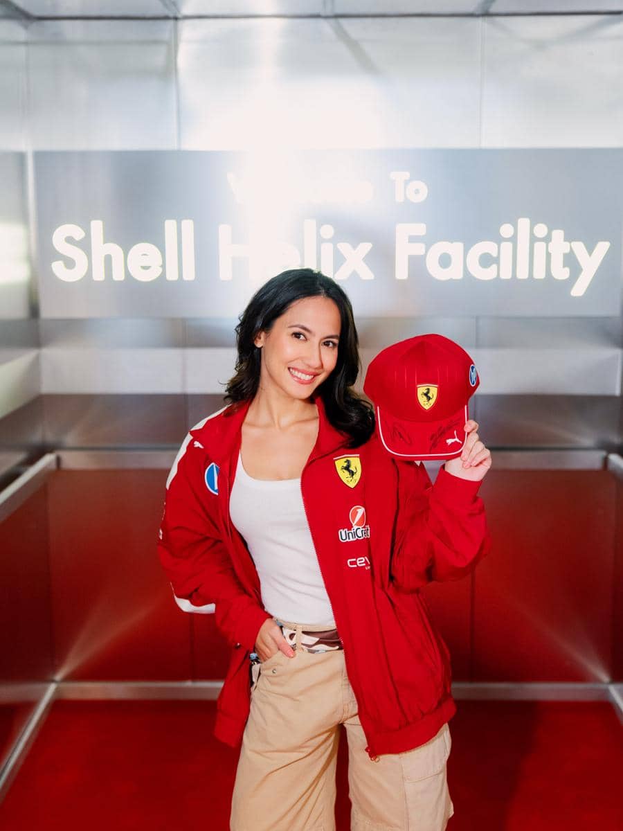 Pevita Pearce berpose bersama pembalap Formula 1 Lewis Hamilton dan Charles Leclerc dalam sebuah pertemuan.