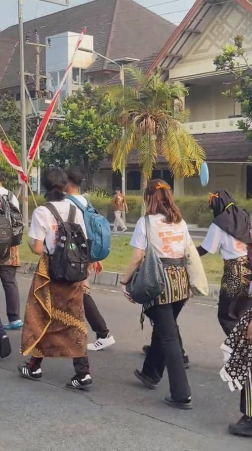 Fanny Soegi terlihat berada di lingkungan kampus saat mengikuti kegiatan ospek bersama mahasiswa baru.