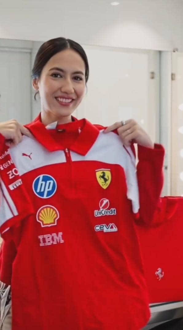 Pevita Pearce berpose bersama pembalap Formula 1 Lewis Hamilton dan Charles Leclerc dalam sebuah acara.