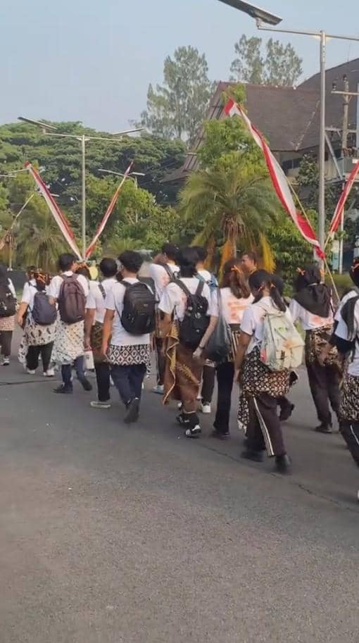 Fanny Soegi berpose bersama mahasiswa lain dalam kegiatan orientasi studi dan pengenalan kampus yang diikutinya.