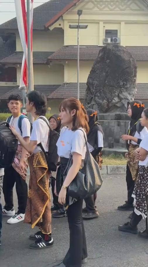 Fanny Soegi mengikuti kegiatan ospek kampus dengan mengenakan pakaian kasual, tampak berada di lingkungan kampus.