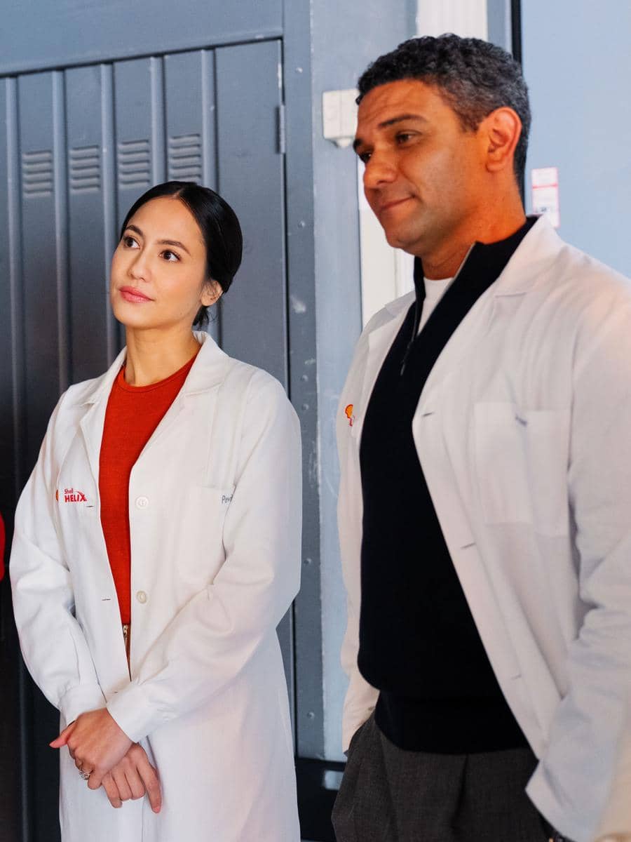 Pevita Pearce berfoto bersama pebalap Formula 1 Lewis Hamilton dan Charles Leclerc dalam sebuah kesempatan.