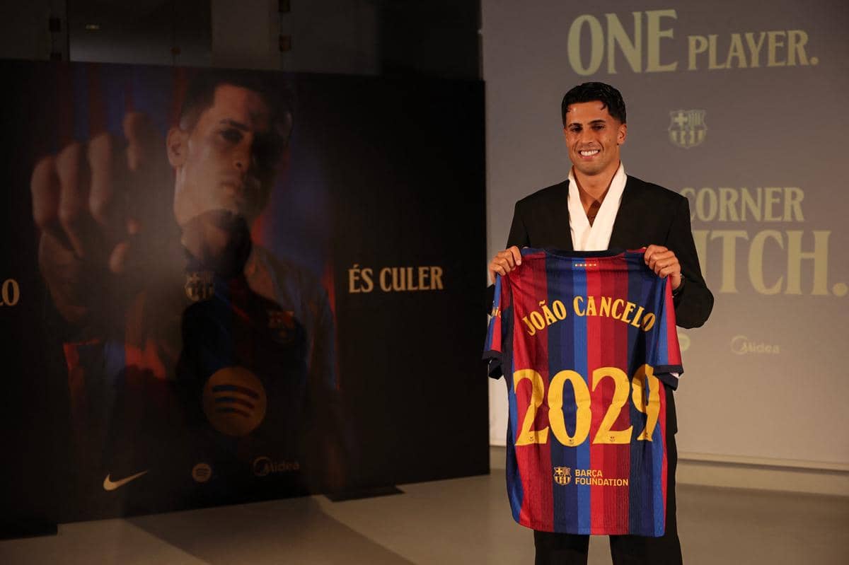 Barcelona Resmi Perkenalkan Joao Cancelo yang Ketiga Kalinya