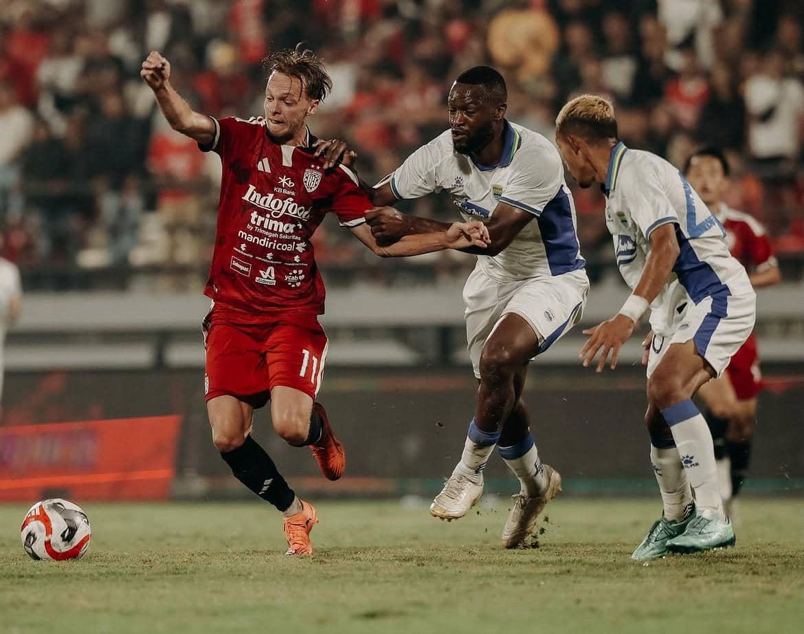 Bali United (merah) saat menghadapi Persib Bandung (putih) di kompetisi pra musim Dewata Challenge Series 2026. 