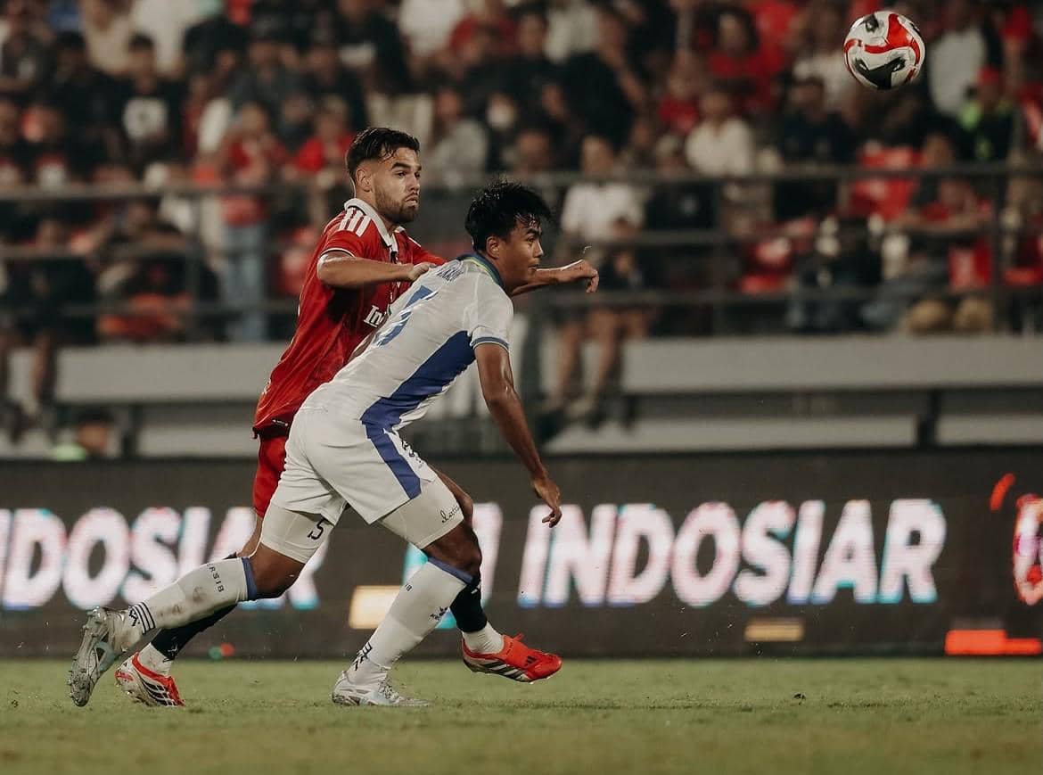 Bali United (merah) saat menghadapi Persib Bandung (putih) di kompetisi pra musim Dewata Challenge Series 2026. 
