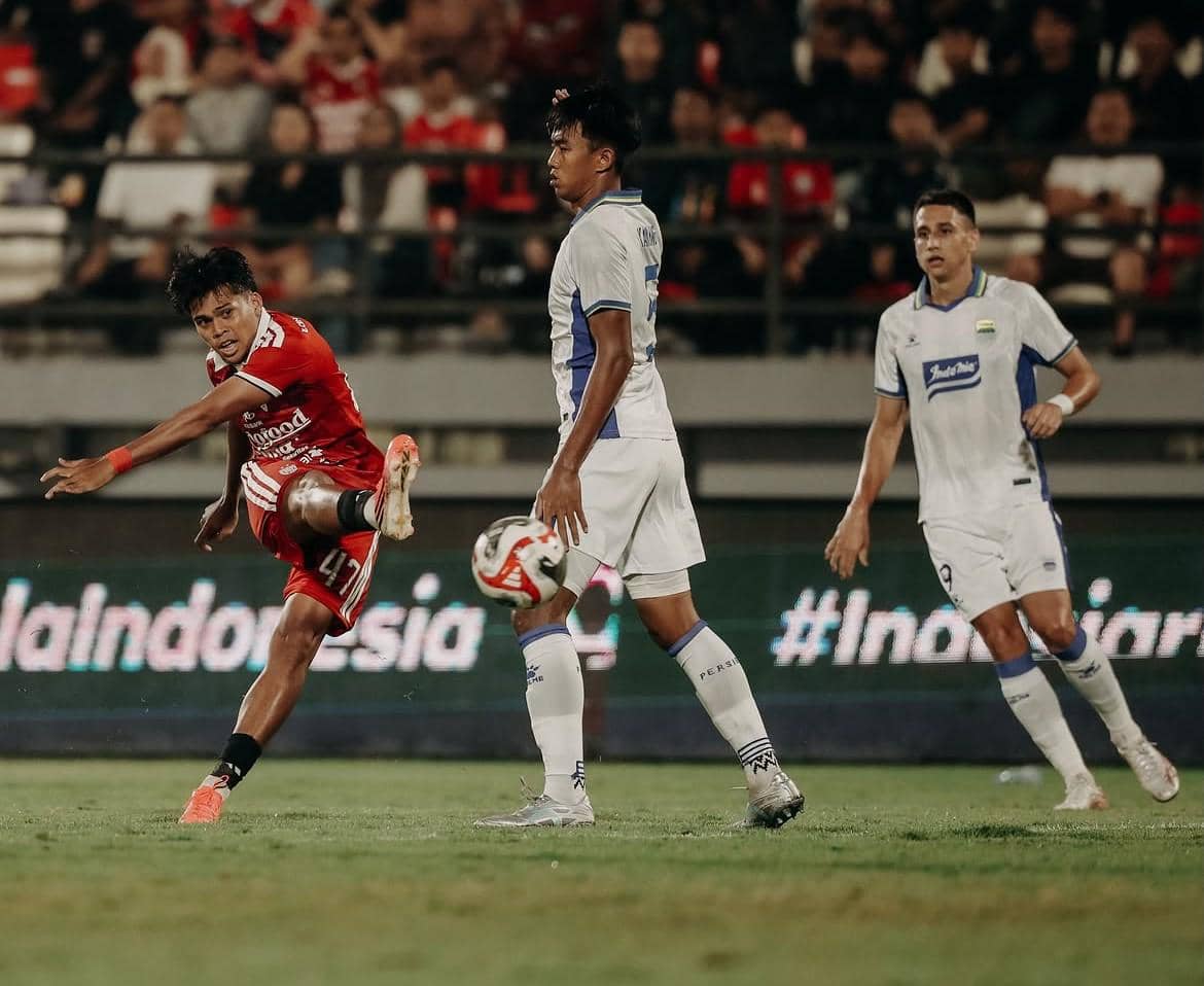 Bali United (merah) saat menghadapi Persib Bandung (putih) di kompetisi pra musim Dewata Challenge Series 2026.