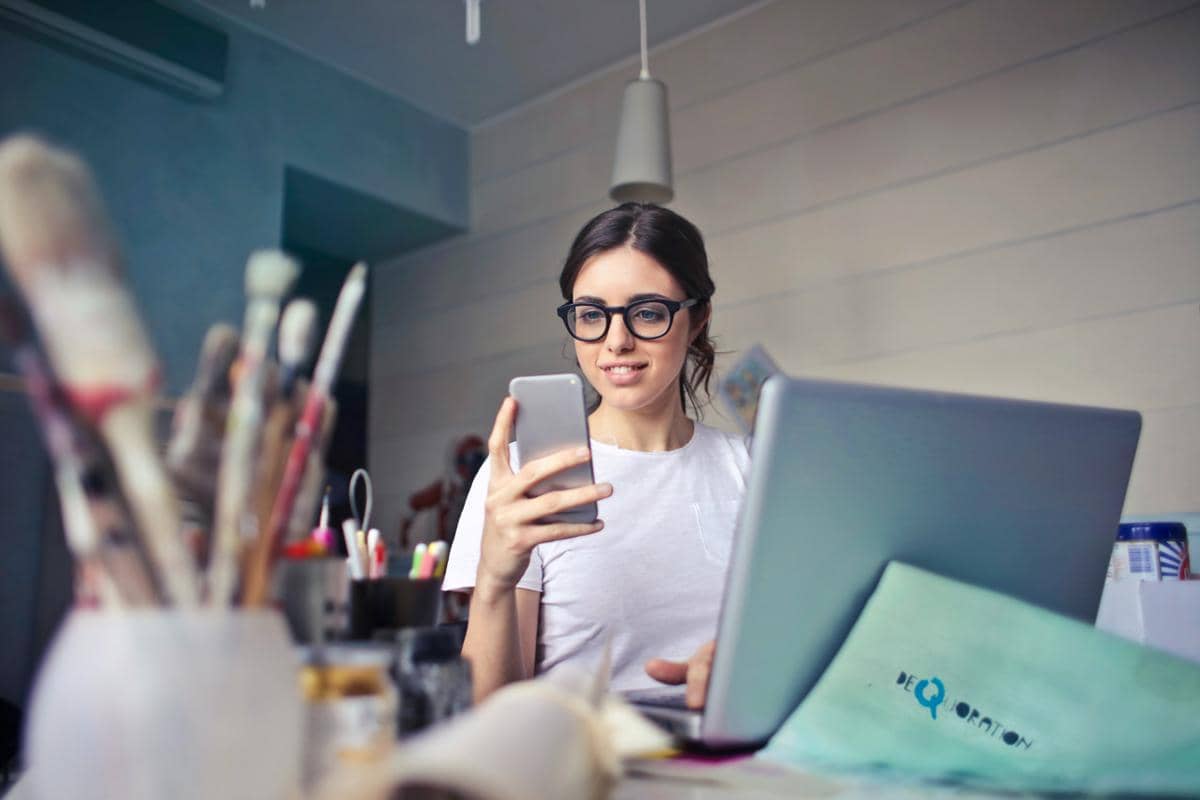 ilustrasi menggunakan handphone