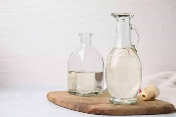 Ilustrasi botol kaca berisi cuka putih