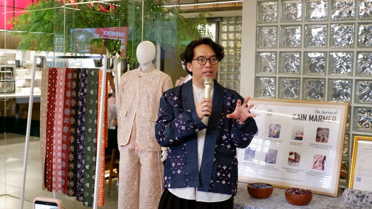 Adrie Basuki Sulap Kain Bekas Jadi Karya Fashion Bernilai Tinggi