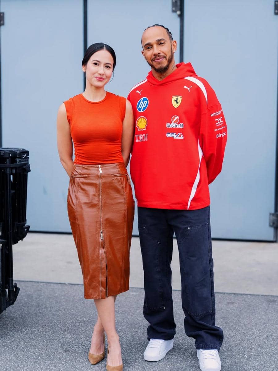 Pevita Pearce berpose bersama pembalap Formula 1 Lewis Hamilton dan Charles Leclerc di sebuah acara.