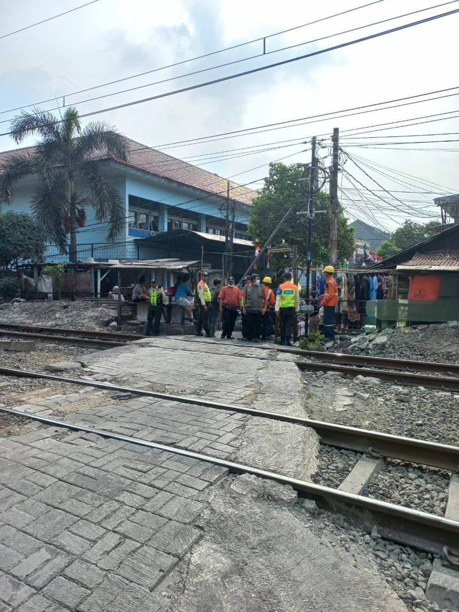Cerita Saksi Detik-Detik Pria Tertemper KRL di Perlintasan Cawang-Tebet