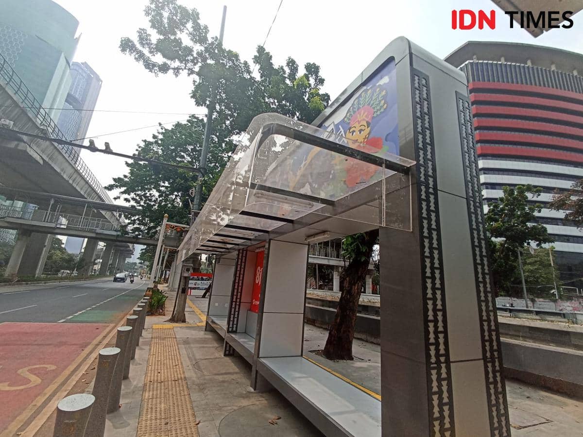 Halte Rasuna Said Dikritik, Atap Transparan Estetik tapi Penumpang Dijemur 