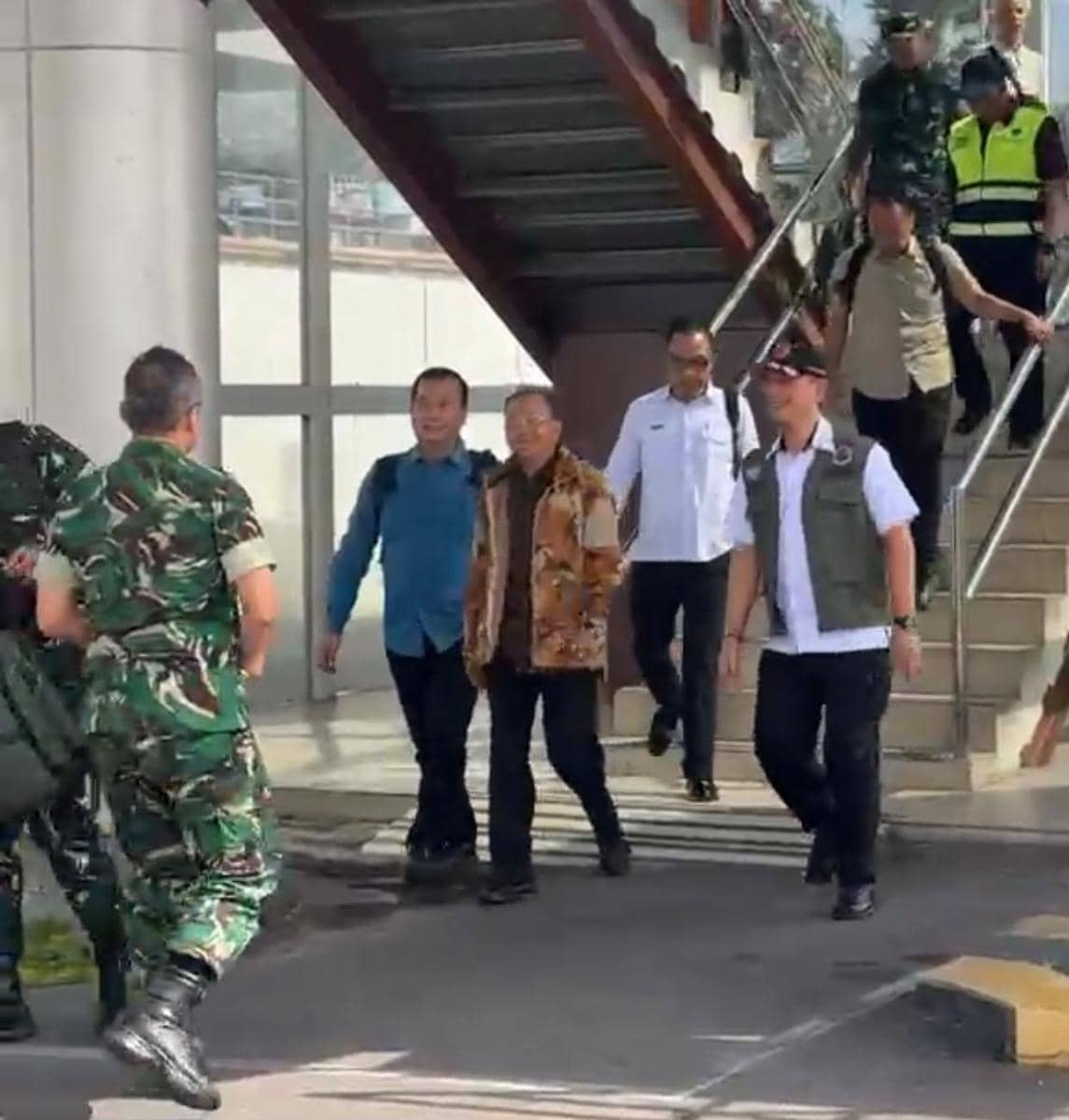 Bawa Bantuan dan Tim Kesehatan, Gubernur NTB dan Bali Kunjungi Korban Gempa NTT