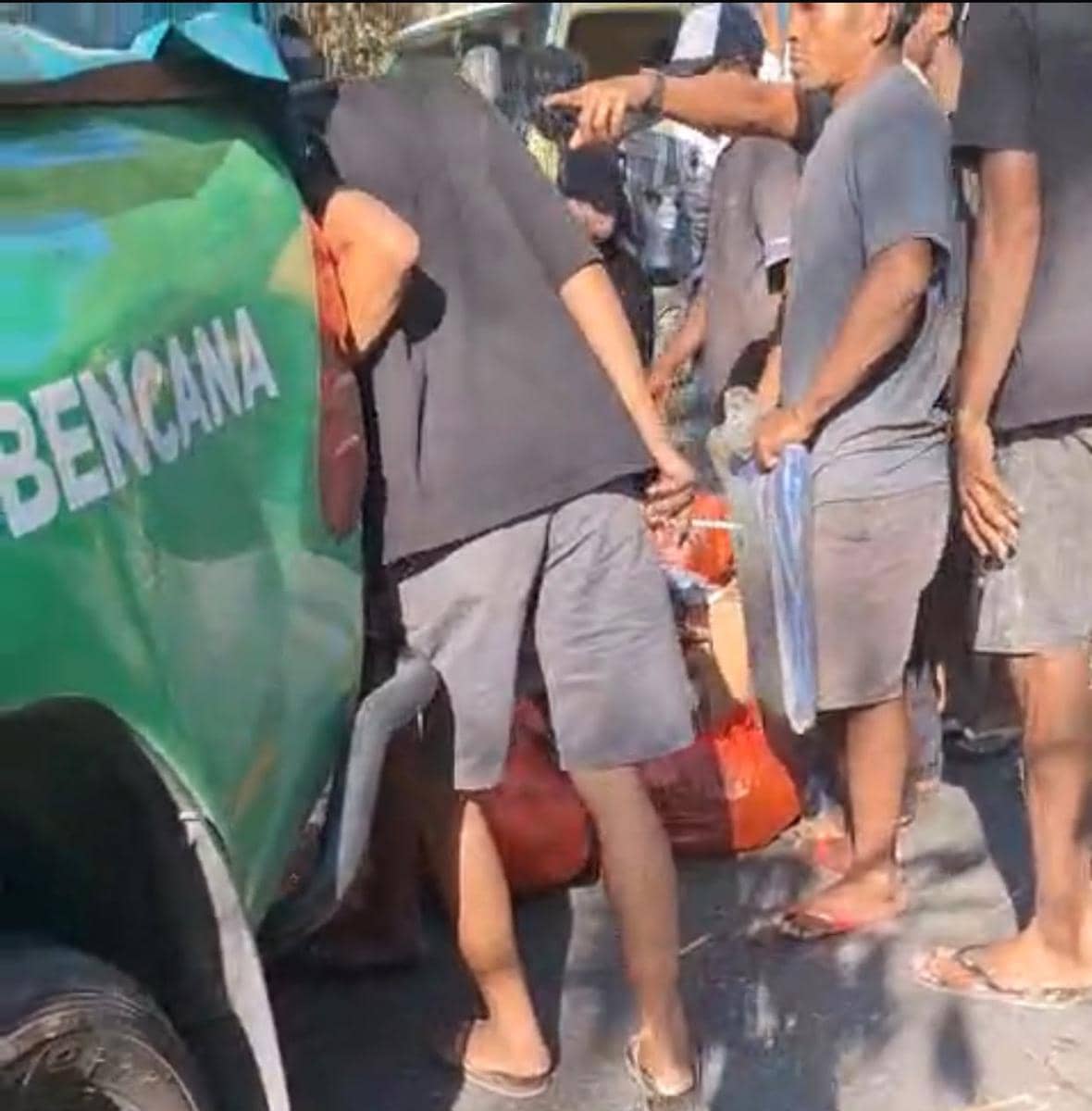 Belum Dapat Bantuan, Warga Manggarai Cegat Mobil Logistik Baznas NTB