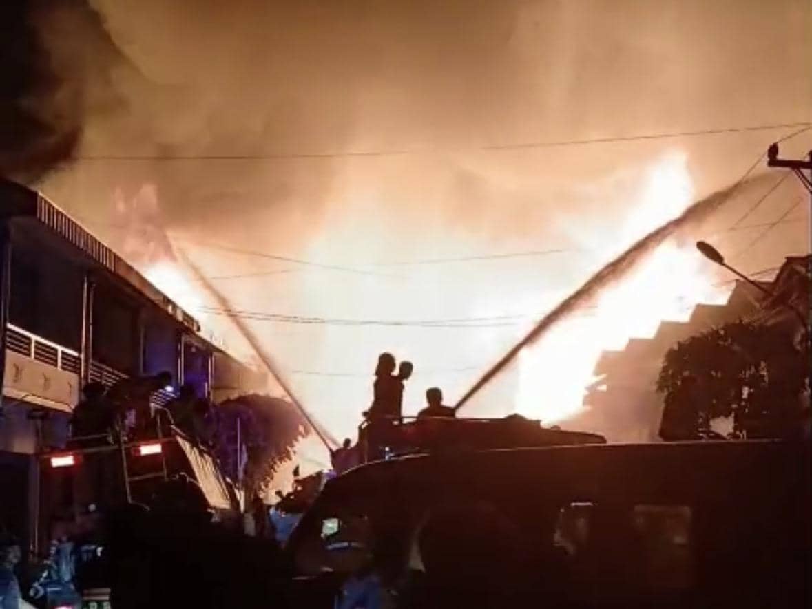 Kebakaran Hebat Pasar Sungai Duri Meluas, Jalur Pontianak-Singkawang Lumpuh