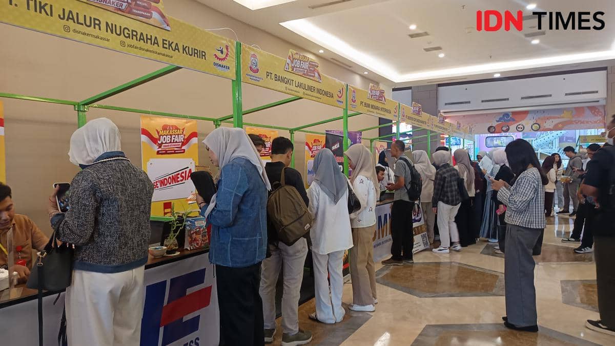 Sejumlah pencari kerja mendatangi Makassar Job Fair 2026 di Mall Phinisi Point, Jalan Metro Tanjung Bunga, Makassar.