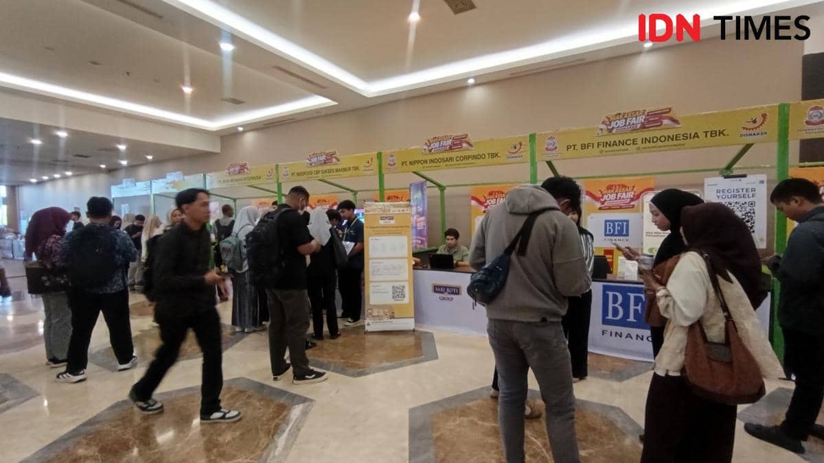 Pencari kerja mengantre di area pendaftaran untuk memasukkan lamaran pada Makassar Job Fair 2026 di Mall Phinisi Point.
