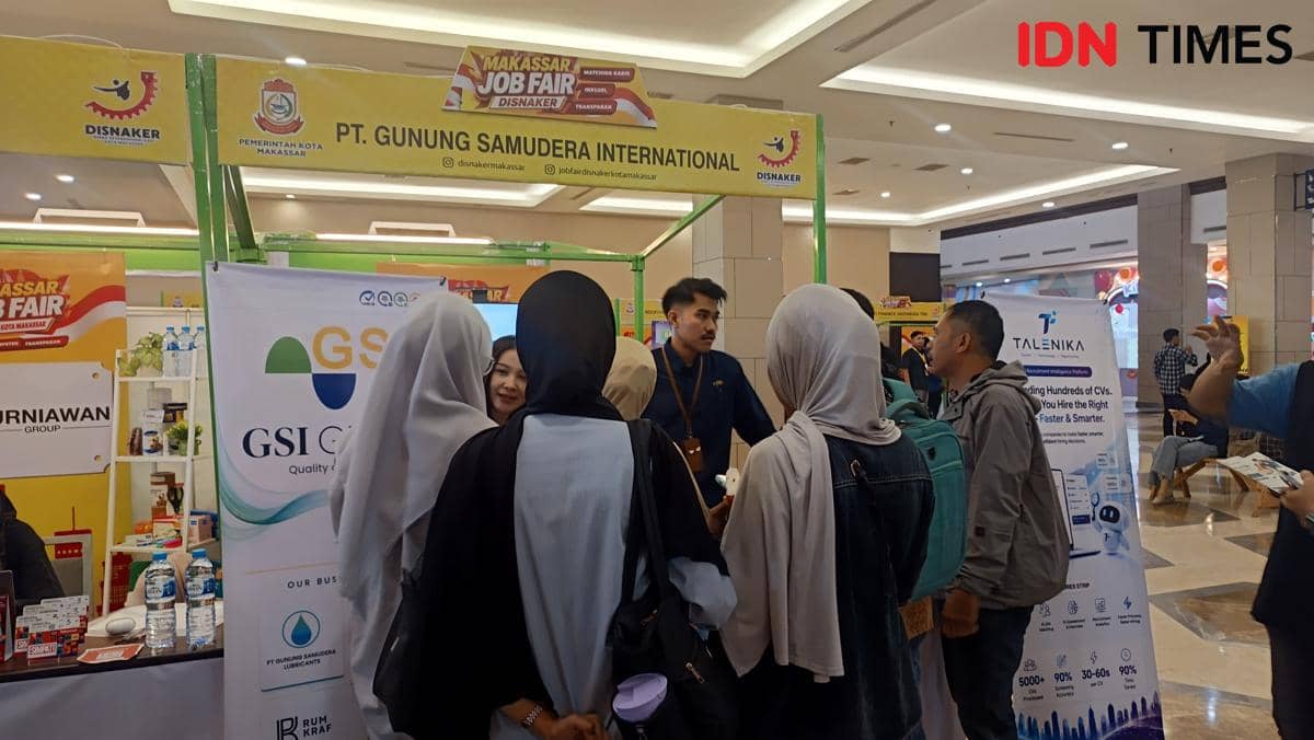 Sejumlah pencari kerja mengunjungi stan perusahaan dalam Makassar Job Fair 2026 di Mall Phinisi Point, Makassar.