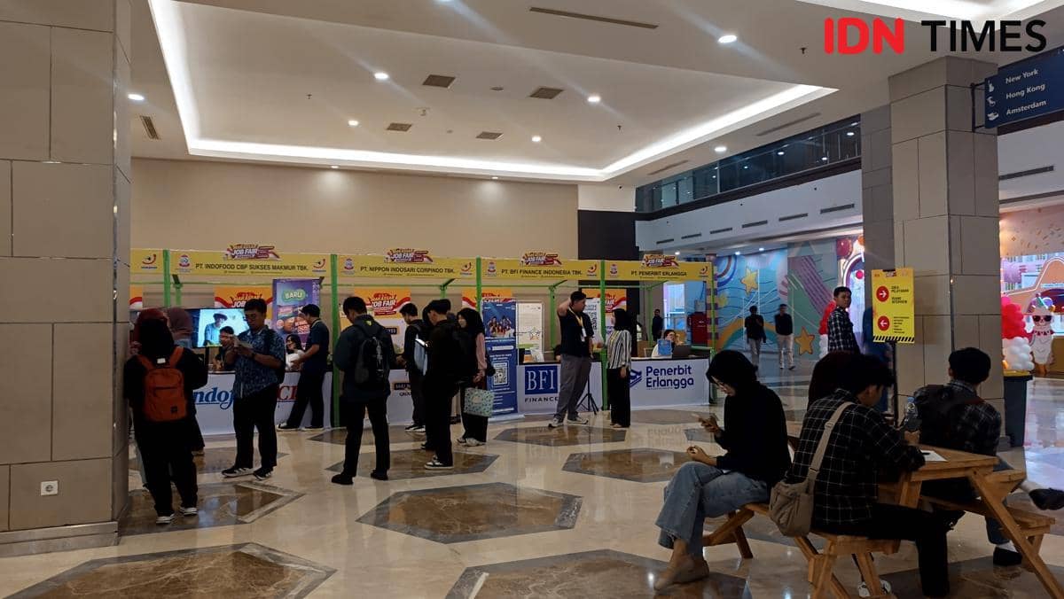 Para pencari kerja mengantre memasukkan lamaran di Makassar Job Fair 2026 yang digelar di Mall Phinisi Point.