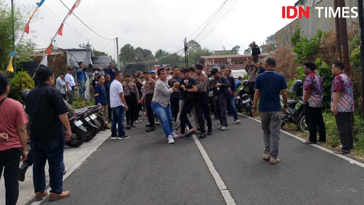 Eksekusi Hotel Kencana Sari Berakhir Ricuh, Massa dan Aparat Bentrok