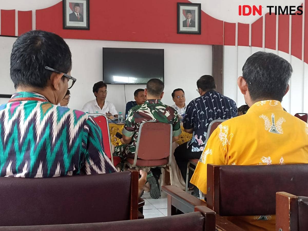 ASN Pemkot Semarang dan pengurus KKMP Sampangan duduk bermediasi di dalam ruangan membahas polemik operasional koperasi.